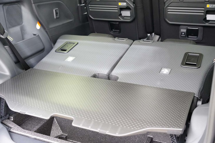 後席を倒した後にデッキボードを活用してフラットにできるのは「タント ファンクロス」も同じ。