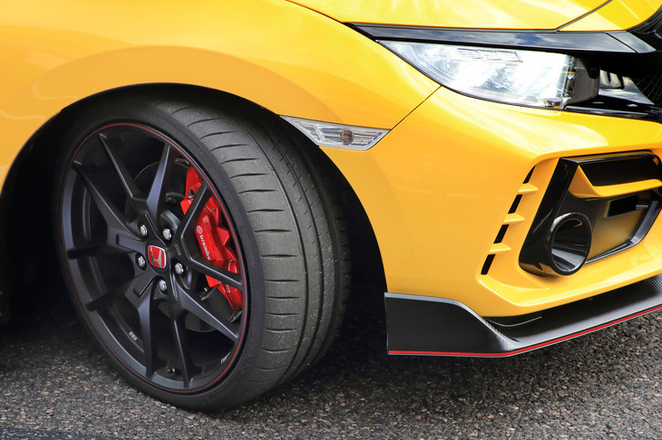 「リミテッドエディション」では、専用チューニングが施された245/30ZR20サイズの「ミシュラン・パイロットスポーツ カップ2」タイヤを採用。