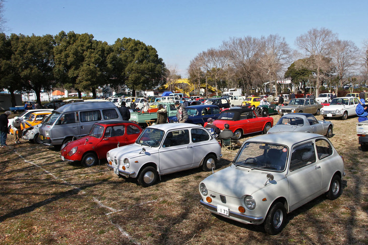 会場に集まった約80台の参加車両。