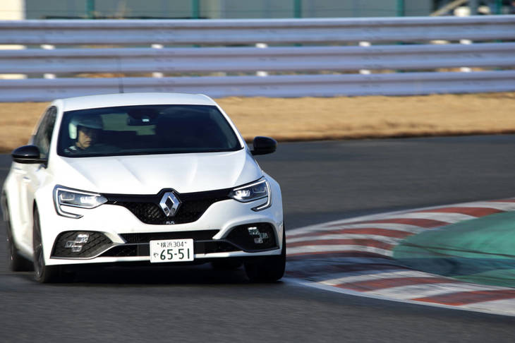 カタログモデルよりもスプリングレートをフロントで23％、リアで35％強化したほか、フロントスタビライザーの剛性も7％高めている。