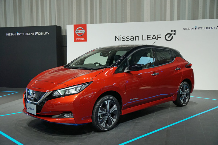 会場に展示されていた「リーフe＋」を紹介。こちらのカラーリングは「ラディアントレッド／スーパーブラック」の2トーン。カタログの表紙に採用されているメイン訴求色である。