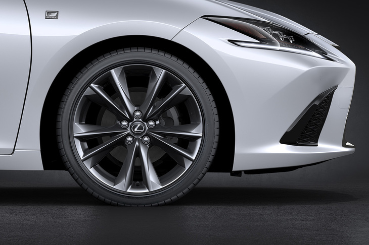 レクサスES Fスポーツ（フロントホイール）