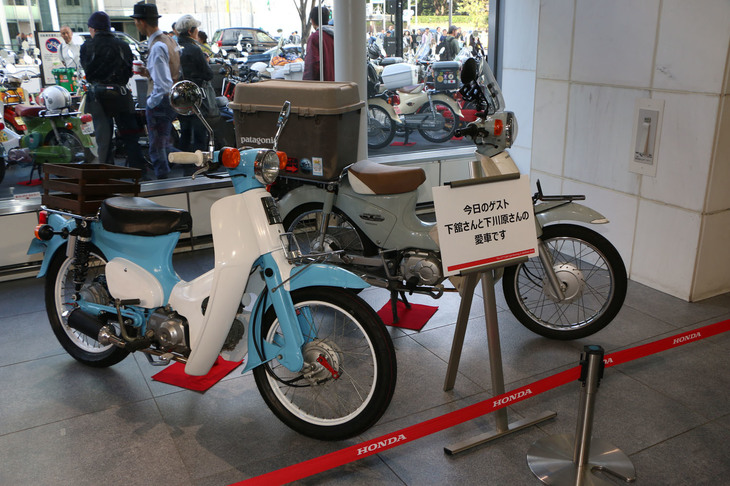 会場内には、下館あいさんと下川原利紗さんのそれぞれの愛車である「スーパーカブ」も展示された。