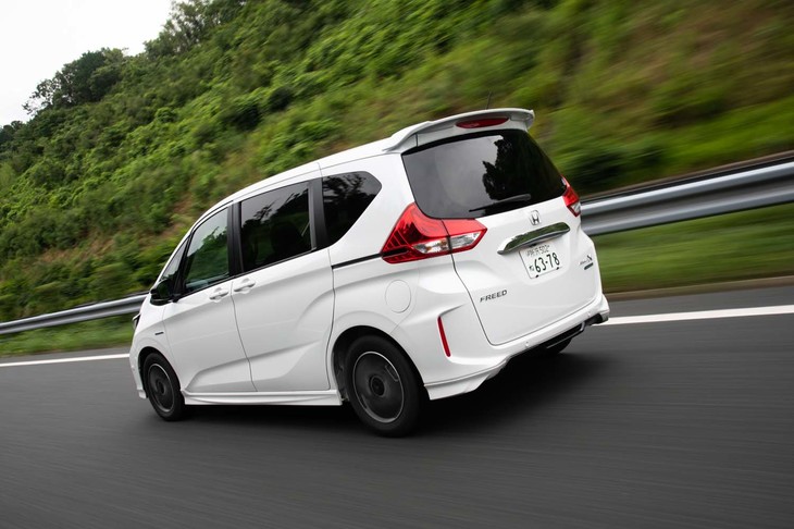 高速道路ですぐれた直進安定性を示す「フリード モデューロX」。フラットライド感の高さも印象的だった。