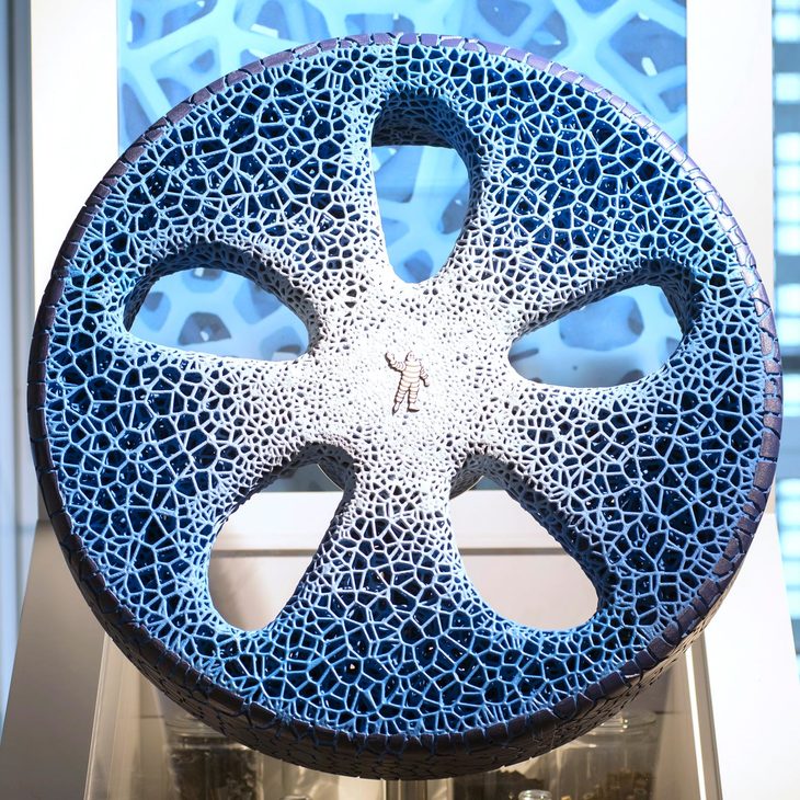 ミシュランが2017年に発表した「VISION」。「リサイクル素材を用い、3Dプリンターを使って生産するタイヤ」というコンセプトを表したものだ。未来のタイヤに向けた研究開発は、今も続けられている。