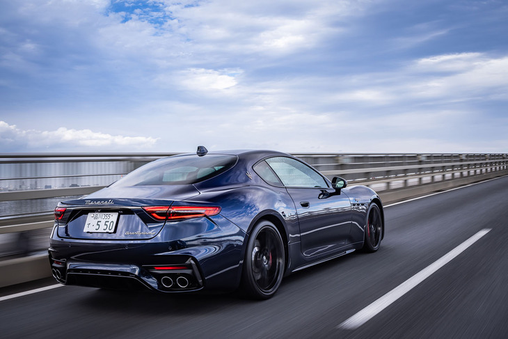 「グラントゥーリズモ トロフェオ」のパフォーマンスは0-100km/h加速3.5秒、最高速度320km/h。ドライブモードを「コルサ」に切り替えエンジン回転を上げると、エキゾーストサウンドは「コーン」というソリッドでスポーティーな音質に変わる。