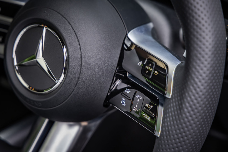 新デザインのスポーツステアリングホイールを標準で装備。クルーズコントロールのスイッチを右側スポーク下段に配置している。オプションの「AMGレザーエクスクルーシブパッケージ」を選択すると、ステアリングヒーターが追加される。