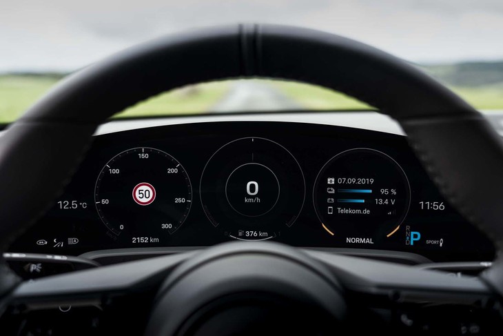 液晶タイプのメーターパネル。速度やシフトポジションのほか、電費、バッテリーの残量などさまざまな情報が表示される。