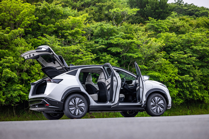 「プロパイロット2.0」が装着された「アリアB9」のボディーサイズは全長×全幅×全高＝4595×1850×1665mmで、ホイールベースは2775mm。リアドアは90度近くまで大きく開き、乗り降りがしやすいように配慮されている。