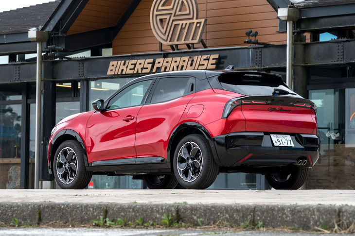 2024年のデビューから1年後の、2025年6月に日本に導入された「アルファ・ロメオ・ジュニア」。マイルドハイブリッド車の「イブリダ」とBEVの「エレットリカ」が設定されており、今回は前者に試乗した。