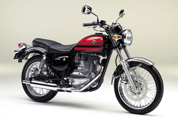 
	「ボルティ」のよきライバルとして知られるのがカワサキの「エストレヤ」。写真は前後一体型のダブルシートを備える「RS」モデル。
	