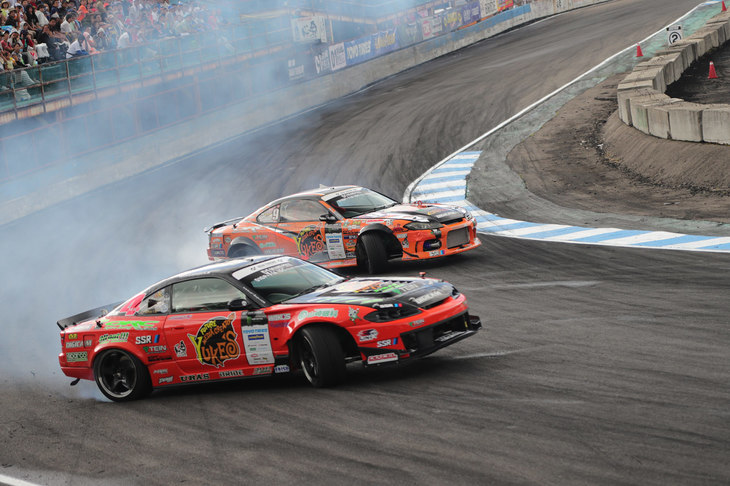 ドリフトユニット「チームオレンジ」によるドリフトパフォーマンスの様子。