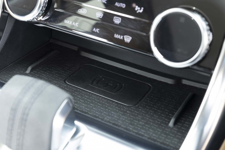 スマートフォンの非接触充電トレー（写真）。単体の価格は1万4000円で、セットオプション「テクノロジーパック」（17万6000円）にも含まれる。