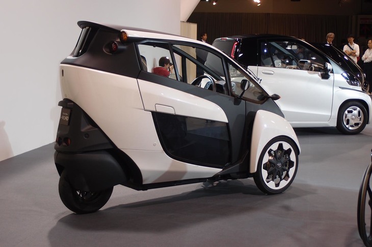 「トヨタi-ROAD」のリアビュー。同車はリア1輪、フロント2輪の三輪車である。