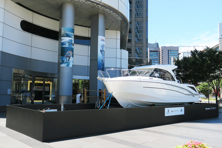 会場となったHonda ウエルカムプラザ青山は“CB一色”かと思いきや、ショールームの前には巨大なボートが。船外機「BF250」の新型発売に合わせたもので、こちらも道行く人の関心を大いに集めていた。