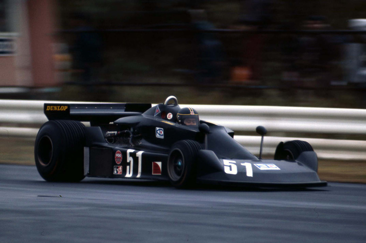 長谷見昌弘がドライブするコジマエンジニアリングの「KE007」。予選では一時4番手のタイムを出すなど速さを見せたが、その後クラッシュ。決勝では11位で完走を果たした。