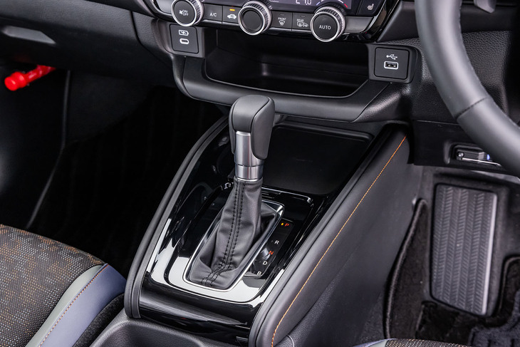 センターコンソールは、今回のマイナーチェンジで左右対称の2段形状に変更された。小物などを置く際に、運転席／助手席の双方からアクセスしやすいデザイン形状である。