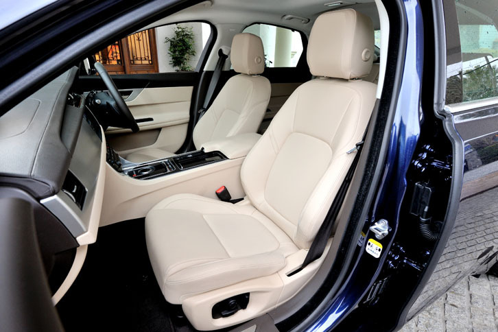 「XE 20d ピュア」ではラックステック（人工皮革）のシートが装着される。運転席、助手席とも10ウェイの電動調整機構が備わる。