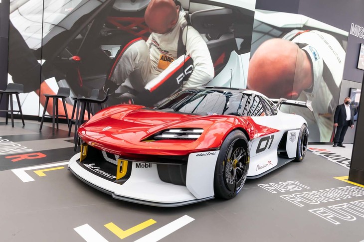 ポルシェは電動のハイパフォーマンスモデル「ミッションR」を出展。ワンメイクレースも前提としたEVで、0-100km/h加速2.5秒未満、最高速300km/h以上のパフォーマンスを誇る。
	 