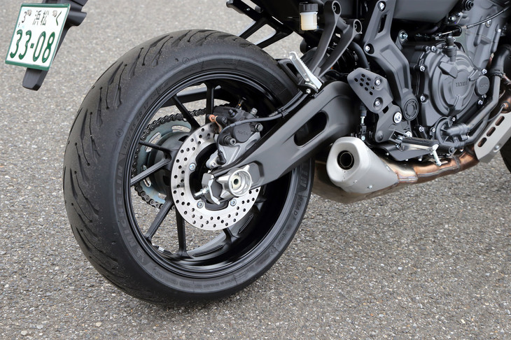 リアには「MT-09」と同じ仕様のブレーキを採用。タイヤは耐候性や摩耗時の操作性も考慮した「ミシュラン・ロード5」である。
