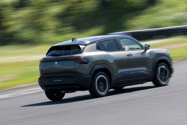 4WD車は状況に応じて70：30～50：50の間で前後駆動力配分を自動調整。乗用SUVとして十分な走破性と登坂能力を備えている。旋回時の安定性の高さも自慢だ。