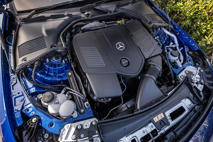 「CLE200クーペ スポーツ」のフロントボンネット内部。最高出力204PS、最大トルク320N・mの2リッター直4ガソリンターボエンジンに、同23PS、同205N・mを発生するISGと呼ばれるマイルドハイブリッド機構を組み合わせている。