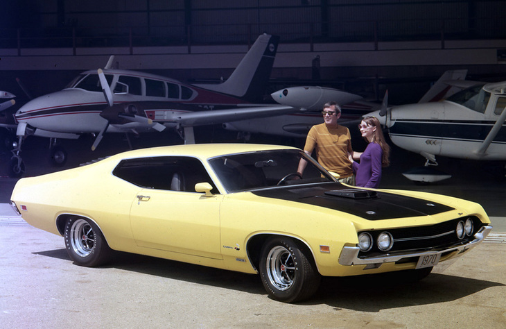 1970年「フォード・トリノ コブラ429」。360PS／370PSを発生する429立方インチ（7リッター）のV8を積むインターミディエートのスポーツクーペ。