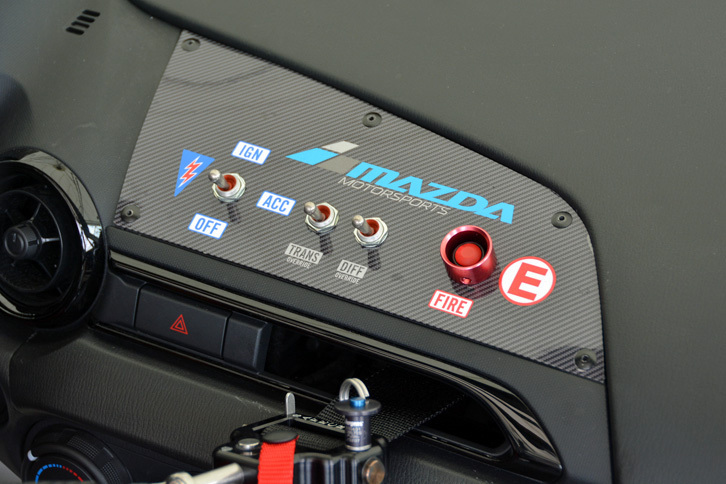 ダッシュボードには、トランスミッションとデフの冷却用スイッチが設けられている。