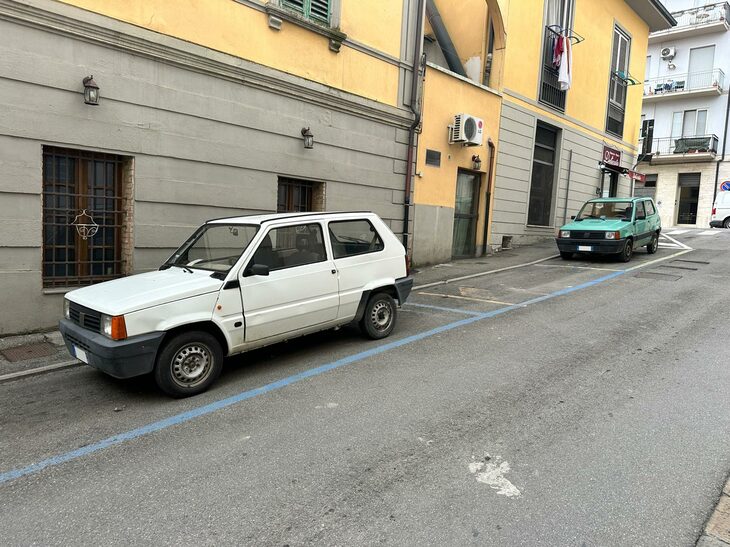 今回はイタリアにおけるパーキングチケット事情を。青い線は原則として有料、もしくは住民専用の路上駐車枠を示す。