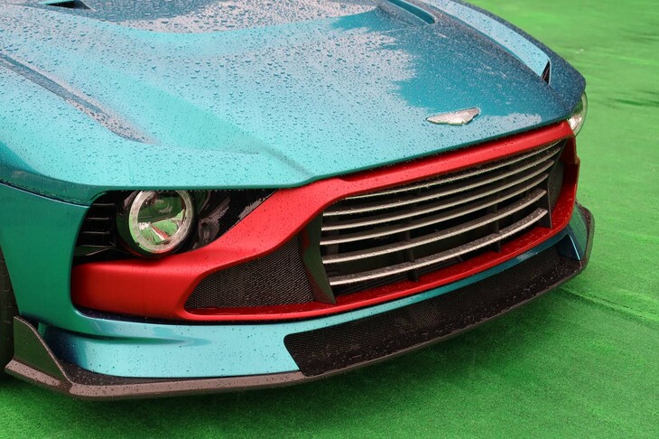 アストンマーティン・ヴァラー（フロントまわり）