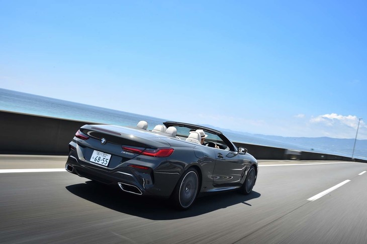 「M850i xDriveカブリオレ」は、排気音の調節が可能な「スポーツ・エキゾースト・システム」を装備する。