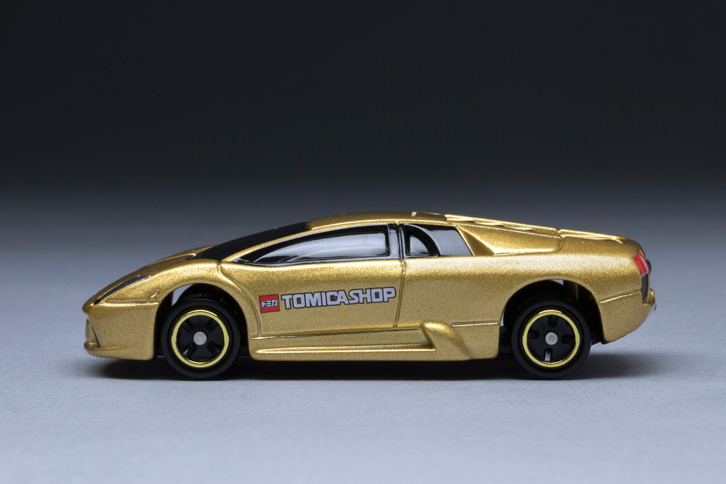 ボディーサイズは全長×全幅×全高＝4587×2045×1135mm。サイドビューでは、大きなエンジンをミドシップ搭載していることを強調するかのような、キャビンフォワードなスタイリングが特徴となっている。