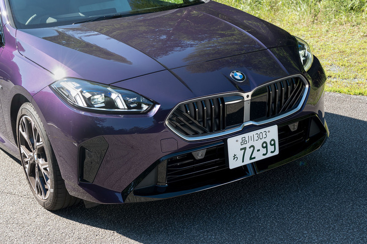 写真を見比べてみたが、フロントまわりに「1シリーズ」との差異は見いだせなかった。キドニーグリルに斜めのラインが入るのが新型の特徴。