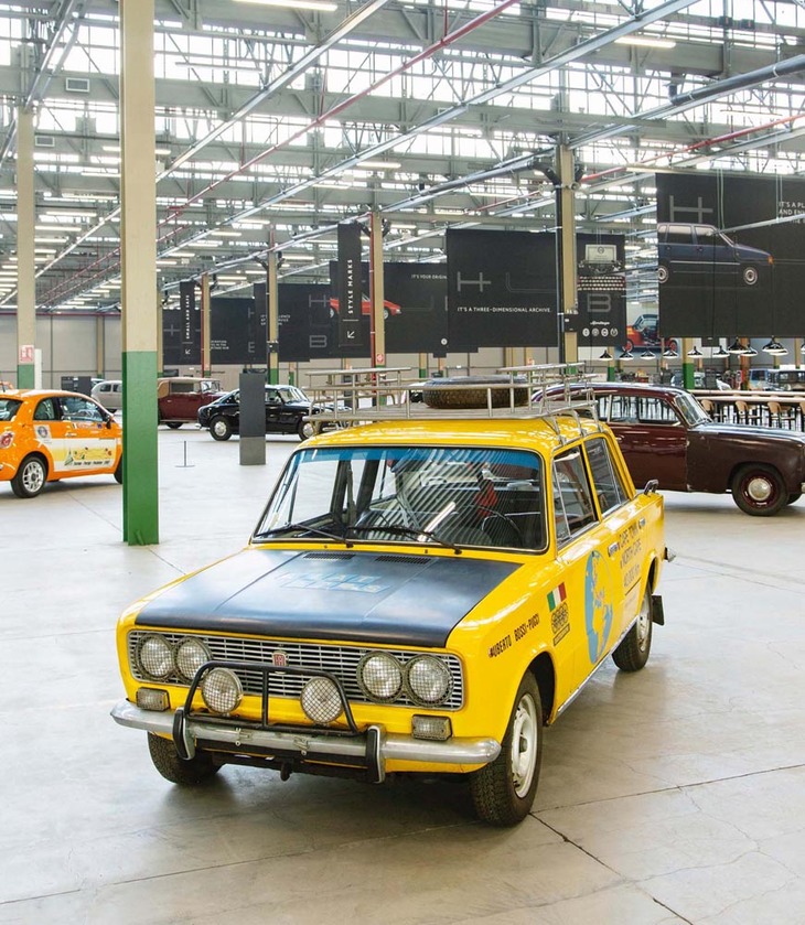 写真はデビューから2年後の1970年、ノールカップを中心に50日間の旅に出た「フィアット124S」。エピック・ジャーニーのコーナーに置かれた一台だ。優れた動力性能と高い実用性でフィアット初の欧州カーオブザイヤーに輝いた124はA.ランプレーディ設計による直4 OHV 1198ccの新エンジンを搭載するが、Sは1438ccにスープアップ。パワーもノーマルより10PSアップの最高出力70PSを発生した。