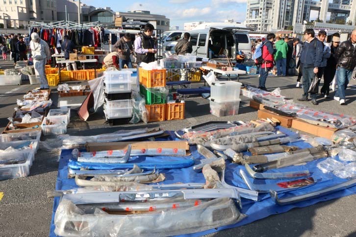 自動車パーツや関連グッズなどさまざまなアイテムが並んだスワップミートも大盛況。お目当ての商品を探し、熱心に歩き回る来場者も多かった。