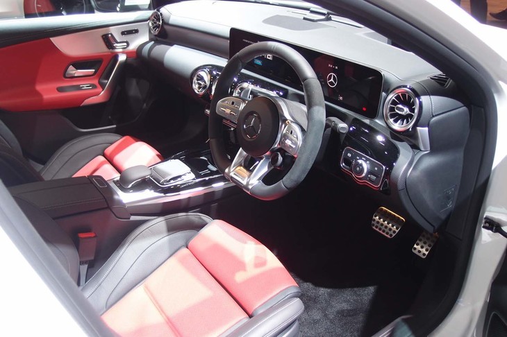 メルセデスAMG A35 4MATICセダン（コックピット周辺部）