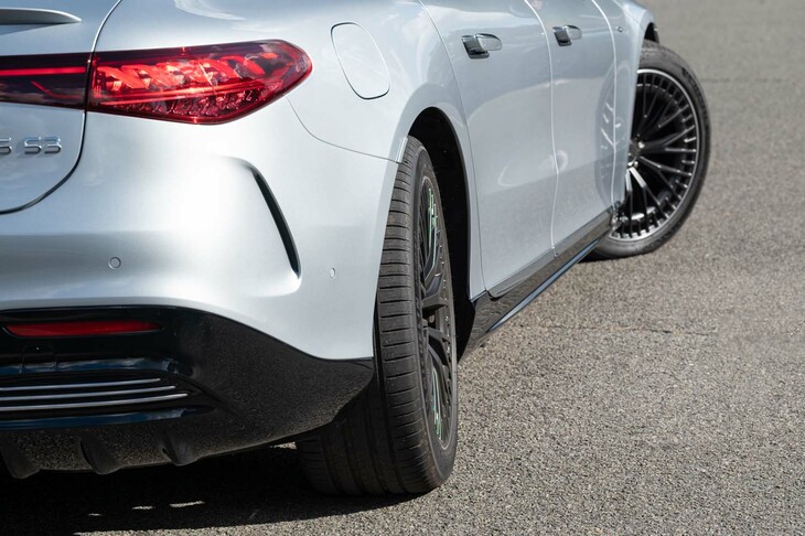 リアアクスルステアリングは後輪が最大9度まで逆位相に切れる。写真でもよく分かるが、運転席からはドアミラー越しにタイヤのトレッド面が見えるほど。