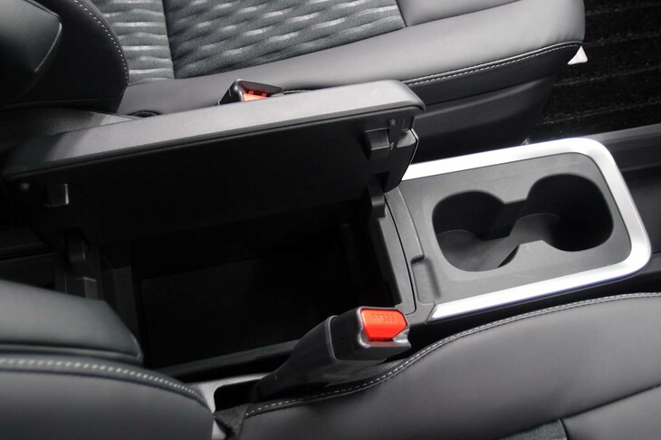 トヨタ・ノアS-Z＜7人乗り／ハイブリッド車＞（運転席・助手席間の収納）