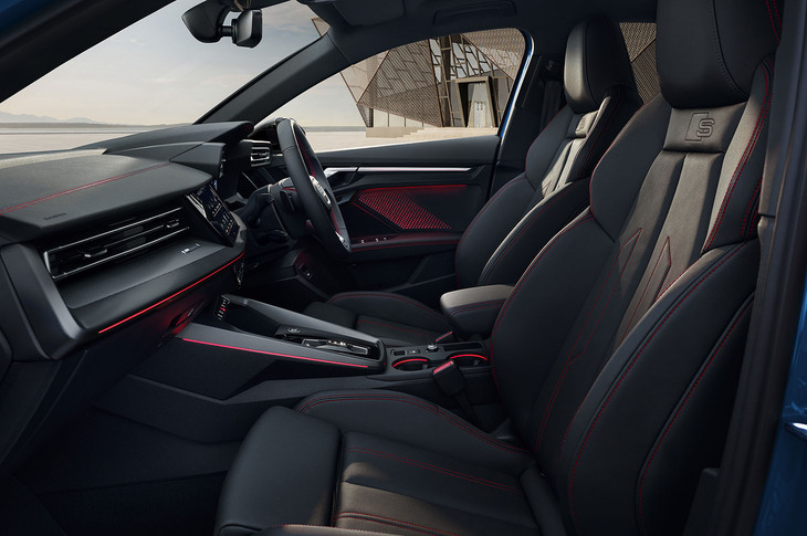 レッドステッチ入り「Sラインシート」が装着された、「エディションSライン プラス」のインテリア。