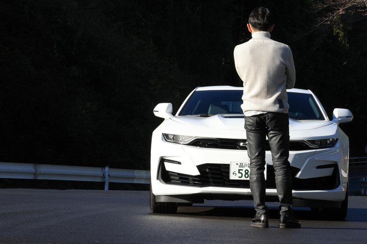 「カマロ」のフロントデザインを吟味する山野哲也。もともと精悍な顔立ちだったが、2018年にバンパーやヘッドランプの意匠を変えるフェイスリフトを受け、2020年にはグリルを横断するバーをボディー同色に変更。より緊張感のある、今日のデザインとなった。