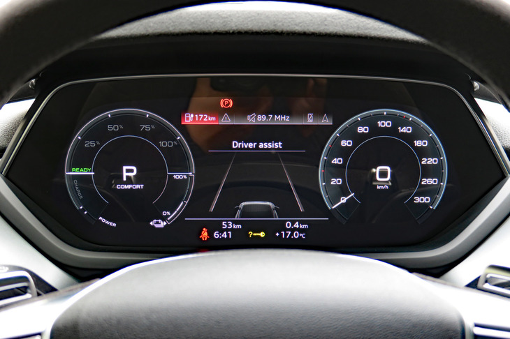 アウディe-tron GTクワトロ（アウディバーチャルコックピット）