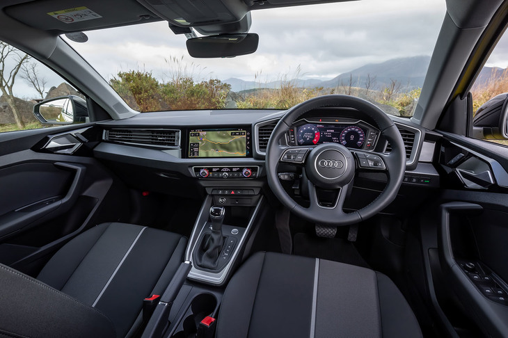 日本導入モデルは、全車右ハンドル仕様。ダッシュボードの特等席には、10.1インチサイズのタッチスクリーン式モニターを配置。「ファーストエディション」には「MMIナビゲーションシステム」と「バーチャルコックピット」がセットで標準装備されている。