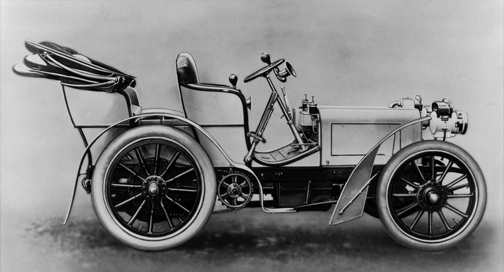1901年に登場した初めて“メルセデス”の名を冠した「35HP」。病床にあったゴットリープに代わって、マイバッハと、ゴットリープの長男パウルが完成させた。チャンネル断面のはしご型シャシー、ゲート式変速機構、半だ円リーフスプリングでつったサスペンション、ハニカム式ラジエーター、円形ステアリングホイールというレイアウトを採用し、これがその後に続く自動車の標準的な形態となった。