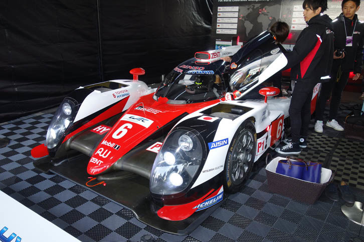 2016年のルマン24時間で、ゴール直前まで首位を快走していながら、マシントラブルにより惜しくも優勝を逃した「トヨタTS050」。会場ではコックピットに座る貴重な体験ができた。