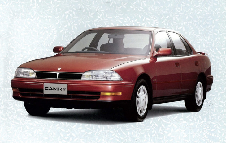 1990年に登場した4代目「カムリ」の4ドアセダン。ボディーはいっそう丸みを帯びた。