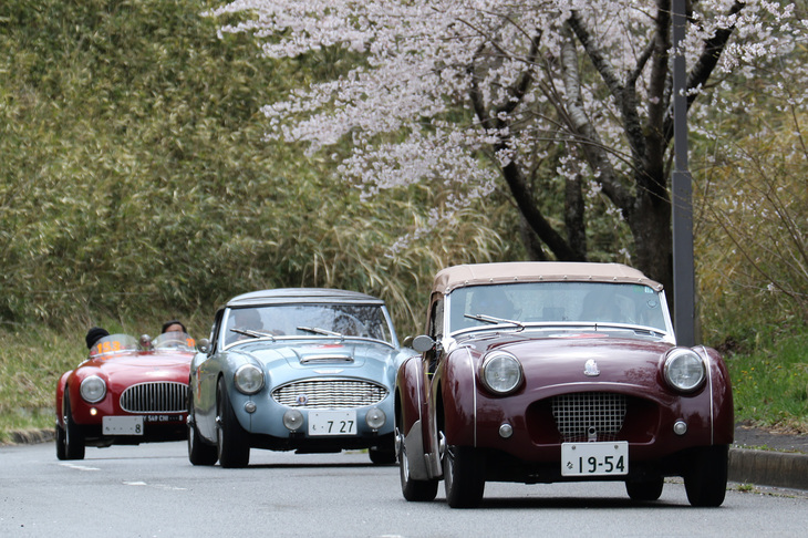 先頭を行く小宮延雄さん、小宮芳子さんペアの1954年「トライアンフTR2」は、PC競技で見事優勝を飾った。1959年「オースチン・ヒーレー3000 Mk1」と1948年「チシタリア・コロンボ バルケッタ」が続く。