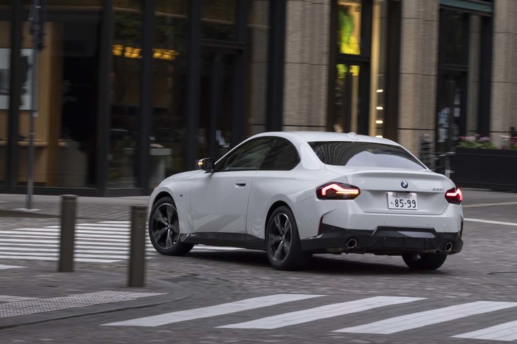 短いスプリングとハードなダンパーを組み合わせた「Mスポーツサスペンション」を標準装備。減衰力可変ダンパーは「M240i xDrive」でしか選べない。