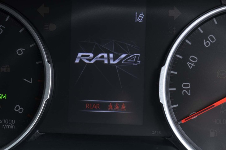 メーターのオープニング画面には「RAV4」が残っていた。