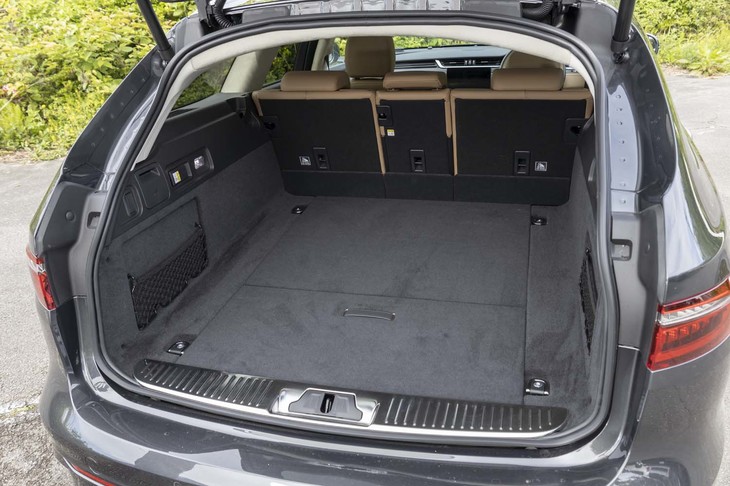 荷室容量（VDA方式）は、5人乗車時で563リッター。バックドアの電動開閉機構は標準で備わる。