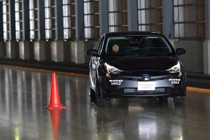 建屋内の氷上直線路で行われた試走の様子。スケートリンクのように氷の張ったコース上で、スラロームやブレーキングを試すという内容だった。